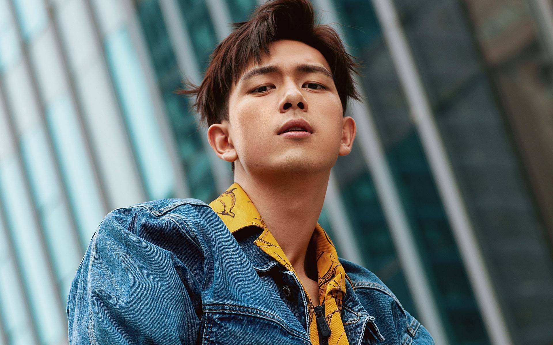 防守区域重叠协同力度大，队形控制突出，区域联防防守